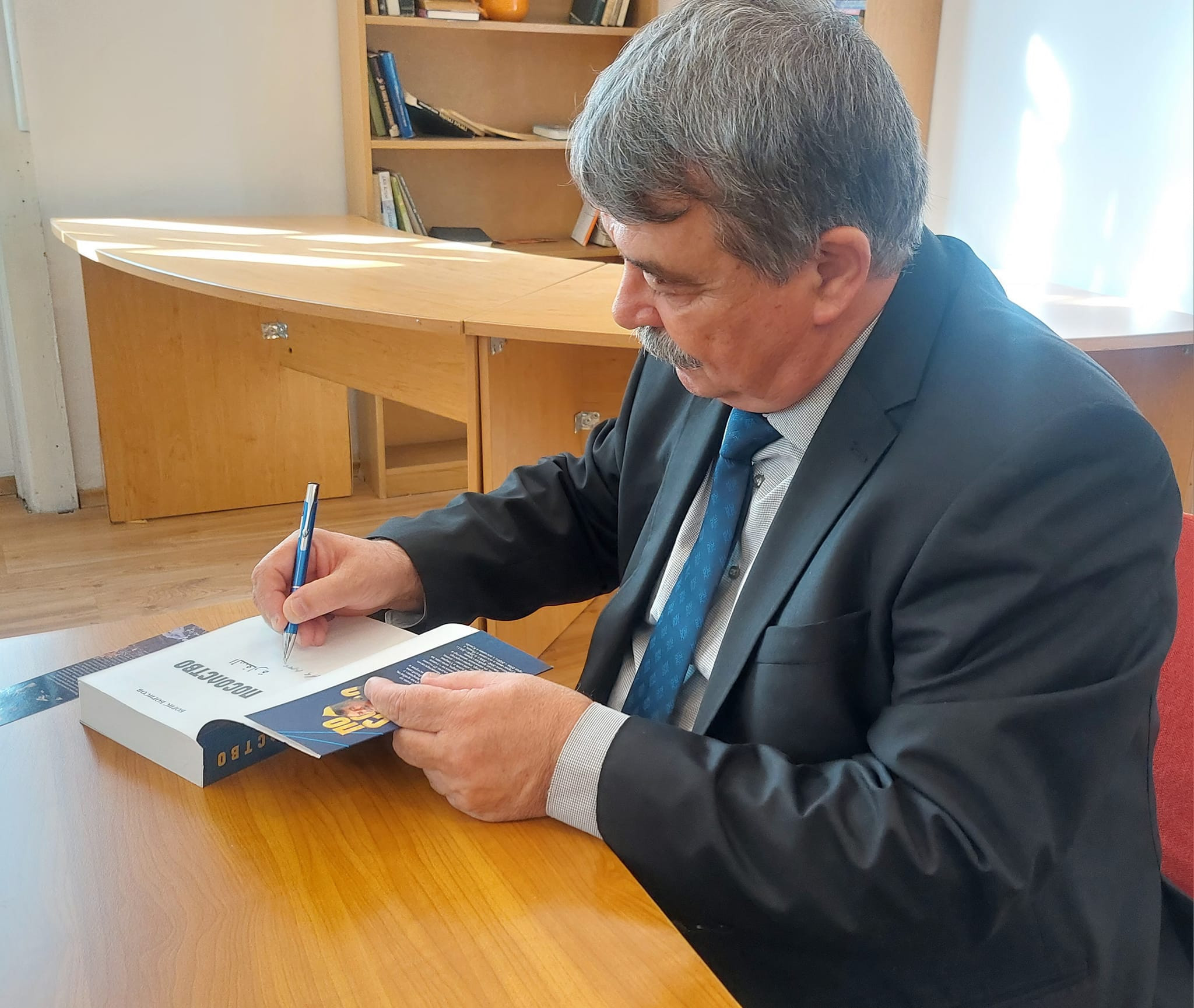 Посланик Борис Борисов представи своя роман "Посолство" в Столична библиотека