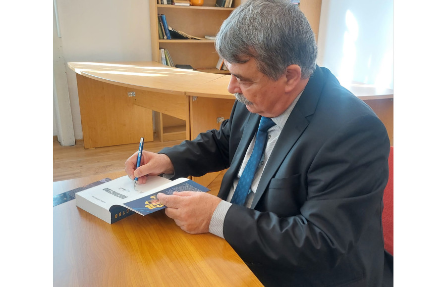Посланик Борис Борисов представи своя роман "Посолство" в Столична библиотека